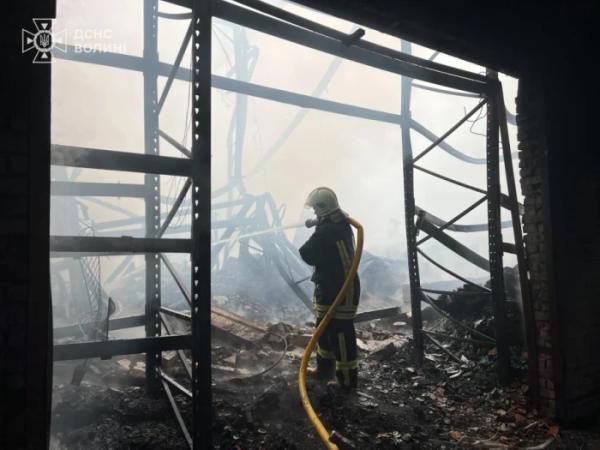 Працюють понад пів сотні рятувальників: у Луцьку ліквідовують наслідки російської атаки3