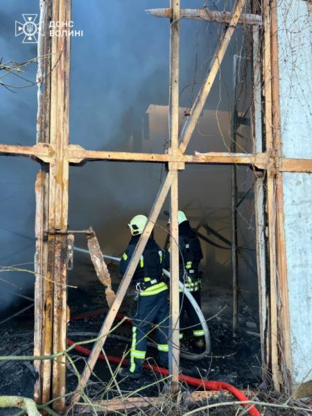Працюють понад пів сотні рятувальників: у Луцьку ліквідовують наслідки російської атаки8