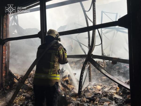 Працюють понад пів сотні рятувальників: у Луцьку ліквідовують наслідки російської атаки4