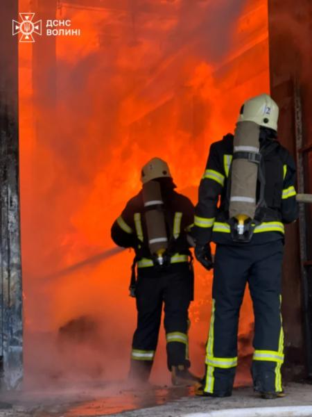 Працюють понад пів сотні рятувальників: у Луцьку ліквідовують наслідки російської атаки10