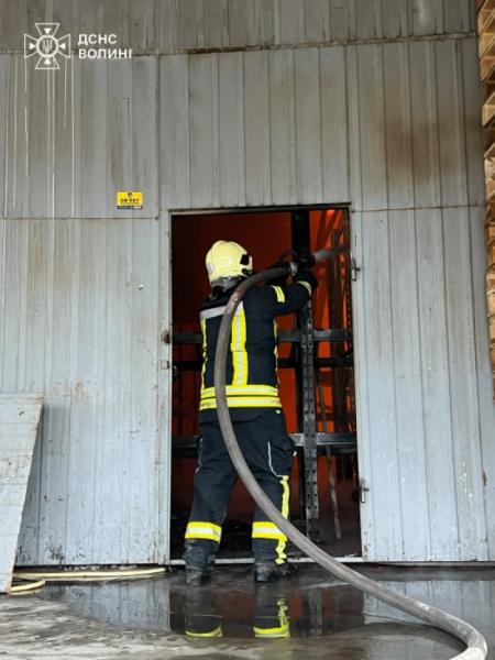 Працюють понад пів сотні рятувальників: у Луцьку ліквідовують наслідки російської атаки9