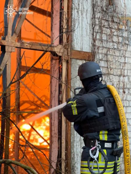 Працюють понад пів сотні рятувальників: у Луцьку ліквідовують наслідки російської атаки7