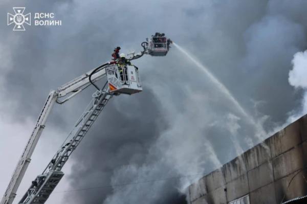 Працюють понад пів сотні рятувальників: у Луцьку ліквідовують наслідки російської атаки6