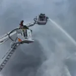 Працюють понад пів сотні рятувальників: у Луцьку ліквідовують наслідки російської атаки