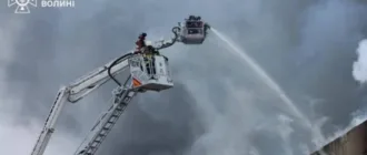 Працюють понад пів сотні рятувальників: у Луцьку ліквідовують наслідки російської атаки