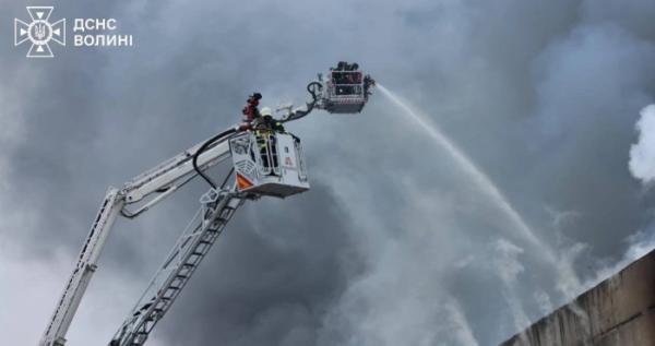 Працюють понад пів сотні рятувальників: у Луцьку ліквідовують наслідки російської атаки Працюють понад пів сотні рятувальників: у Луцьку ліквідовують наслідки російської атаки