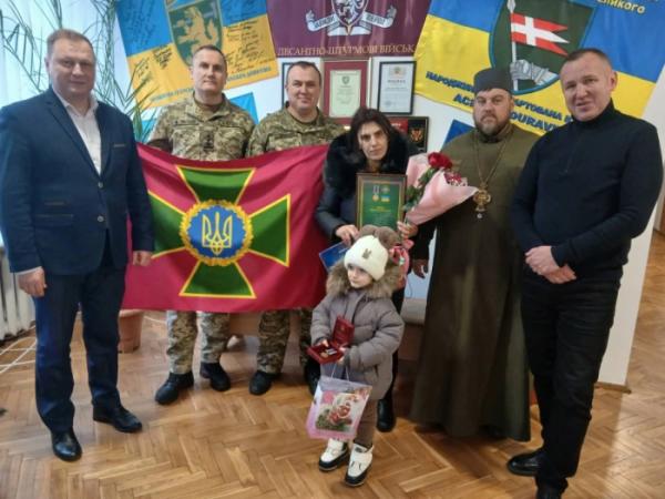 Рідним загиблого воїна Ярослава Пелеха із селища Жвирка вручили медаль «Захиснику Вітчизни»3