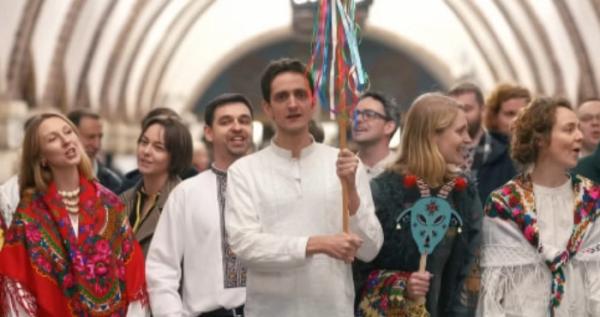 «Щедрик» пролунав у виконанні працівників Посольств Франції, Німеччини та Великої Британії. Скриншот з відео
