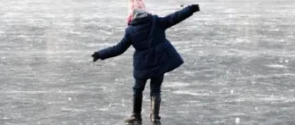 У Богдашеві на Рівненщині підлітки ледь не провалились під лід