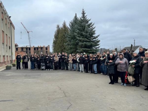 У Дубні на фасаді ліцею встановили меморіальну дошку Захиснику України Володимиру Кожану1