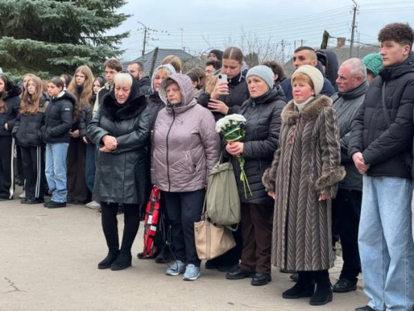 У Дубні на фасаді ліцею встановили меморіальну дошку Захиснику України Володимиру Кожану11