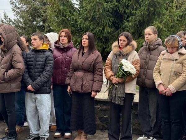 У Дубні на фасаді ліцею встановили меморіальну дошку Захиснику України Володимиру Кожану3