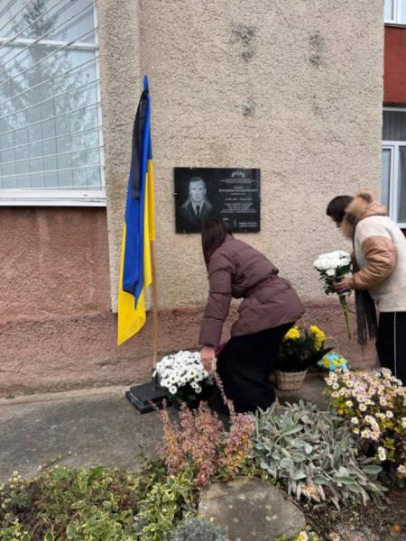 У Дубні на фасаді ліцею встановили меморіальну дошку Захиснику України Володимиру Кожану10