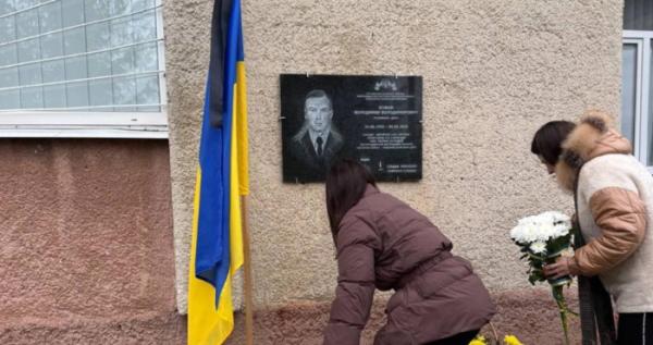 Пам’ятну дошку освятили в присутності учнів, вчителів ліцею та батьків загиблого на війні випускника  Володимира Кожана