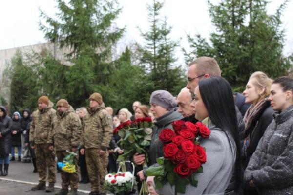 У Квасилові на фасаді ліцею відкрили меморіальну дошку захиснику Андрію Гришкевичу2