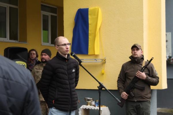 У Квасилові на фасаді ліцею відкрили меморіальну дошку захиснику Андрію Гришкевичу4