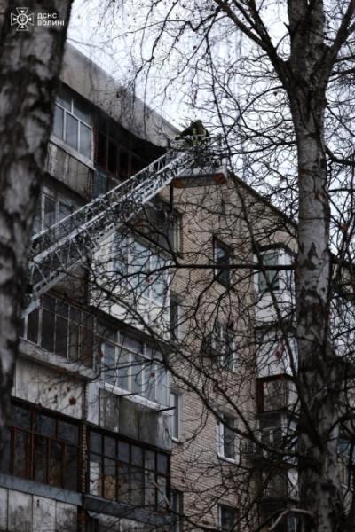 У Луцьку під час пожежі в квартирі вогнеборці врятували двох людей2