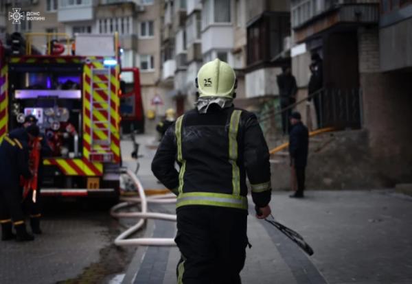 У Луцьку під час пожежі в квартирі вогнеборці врятували двох людей3