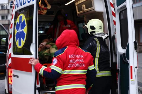 У Луцьку під час пожежі в квартирі вогнеборці врятували двох людей4