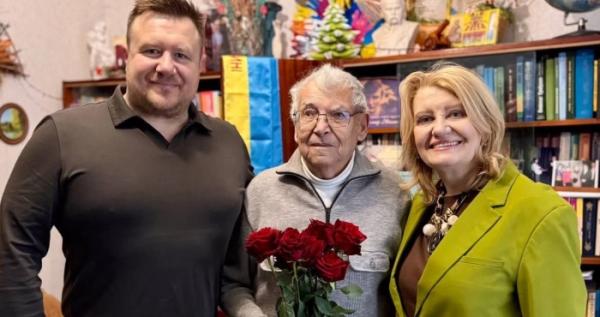 У Нововолинську привітали поета й композитора Олександра Каліщука з 94-річчям У Нововолинську привітали поета й композитора Олександра Каліщука з 94-річчям