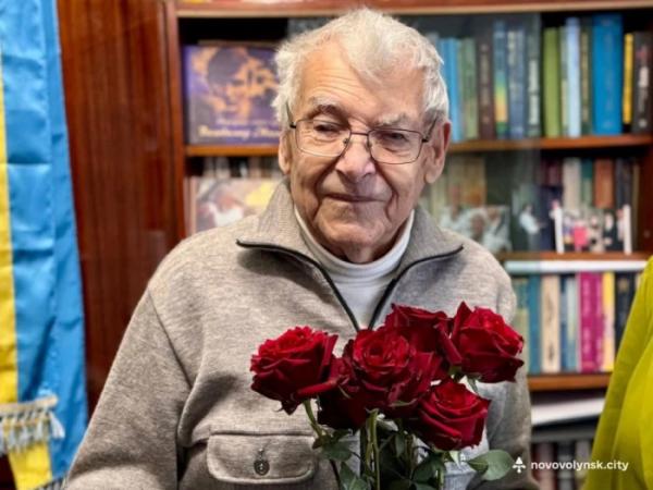 У Нововолинську привітали поета й композитора Олександра Каліщука з 94-річчям2