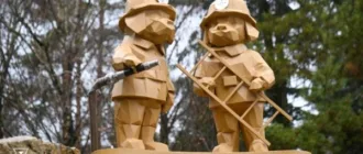 У Рівному відкрили пам’ятну фігуру «песиків-рятувальників ДСНС»