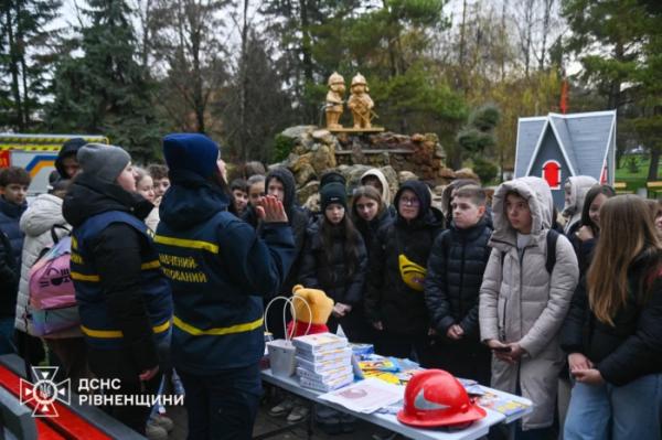 У Рівному відкрили пам’ятну фігуру «песиків-рятувальників ДСНС»13