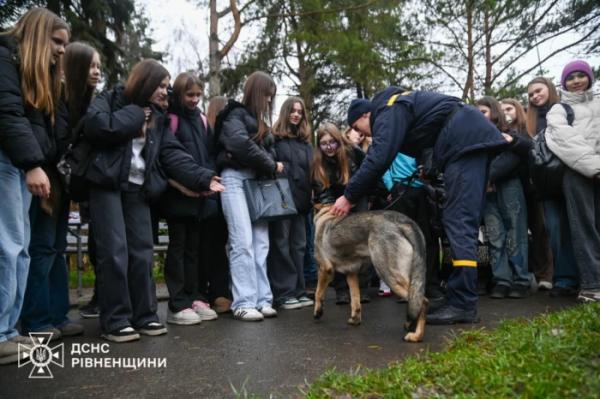 У Рівному відкрили пам’ятну фігуру «песиків-рятувальників ДСНС»11
