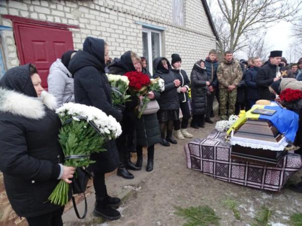 У селі Ловище попрощалися із захисником Богданом Ігнатюком9