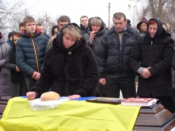 У селі Ловище попрощалися із захисником Богданом Ігнатюком3