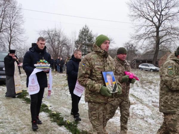 У селі Ловище попрощалися із захисником Богданом Ігнатюком18