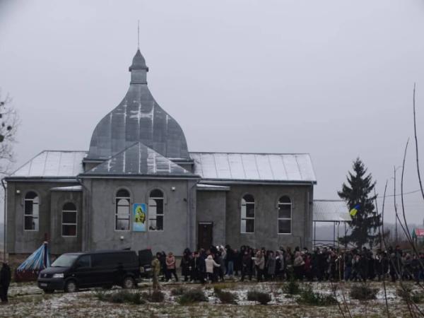 У селі Ловище попрощалися із захисником Богданом Ігнатюком21