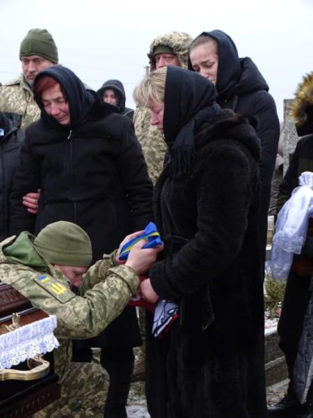 У селі Ловище попрощалися із захисником Богданом Ігнатюком38