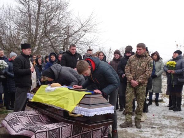 У селі Ловище попрощалися із захисником Богданом Ігнатюком7