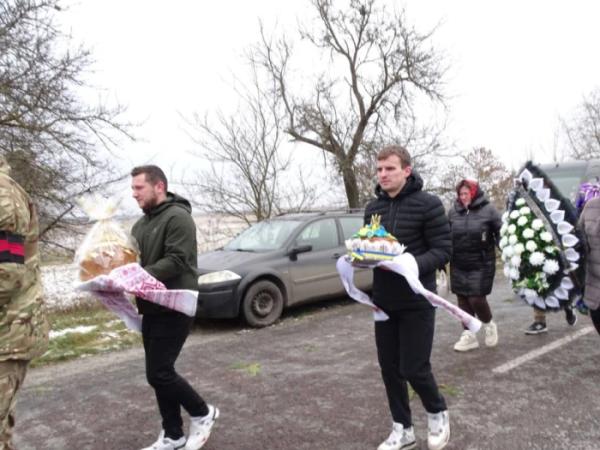 У селі Ловище попрощалися із захисником Богданом Ігнатюком12