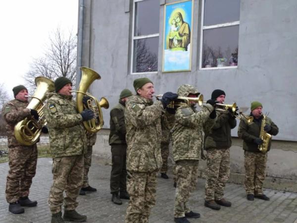У селі Ловище попрощалися із захисником Богданом Ігнатюком19