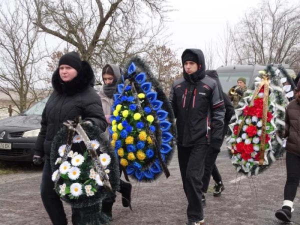 У селі Ловище попрощалися із захисником Богданом Ігнатюком13