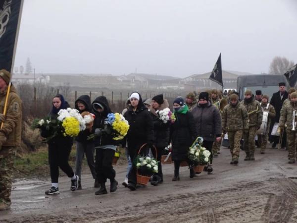 У селі Радовичі попрощалися із захисником Віктором Сохацьким28