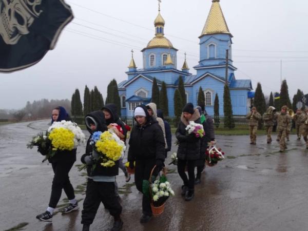 У селі Радовичі попрощалися із захисником Віктором Сохацьким23