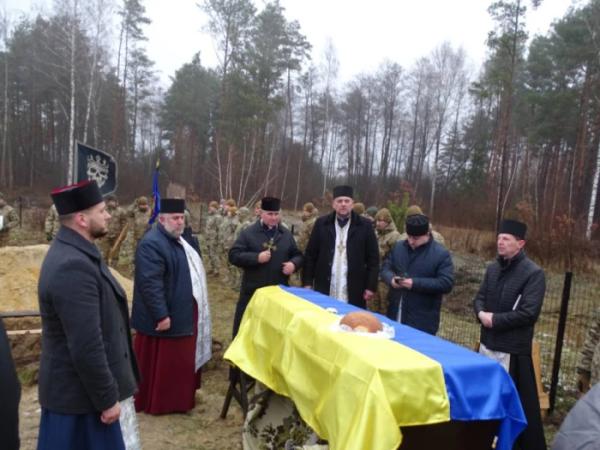 У селі Радовичі попрощалися із захисником Віктором Сохацьким37