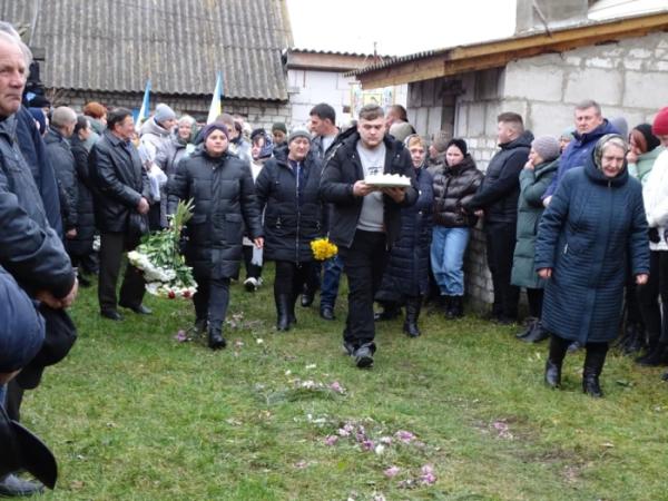 У селі Турія попрощалися із захисником Станіславом Столяруком12