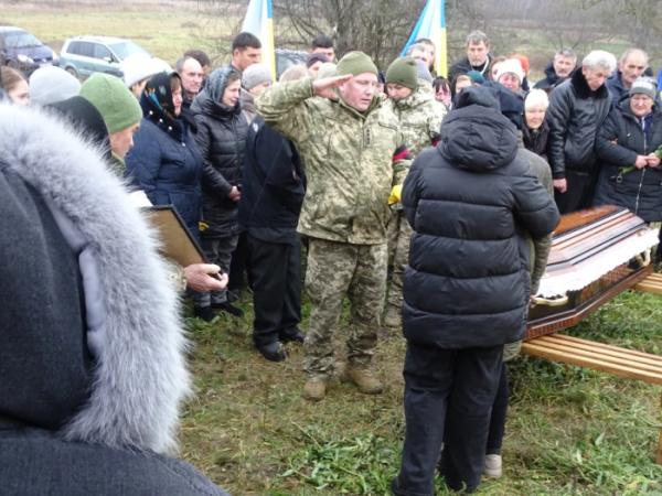 У селі Турія попрощалися із захисником Станіславом Столяруком38