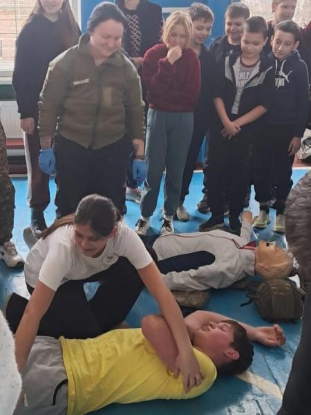 У сільському ліцеї на Кіровоградщині учнів вчили військовій справі4