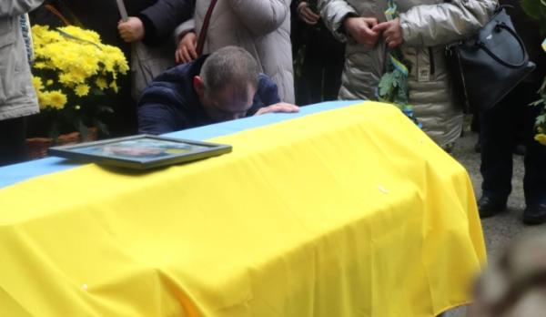 У Вараші в останню путь провели захисника Василя Петренка, який загинув у листопаді 2024 року6