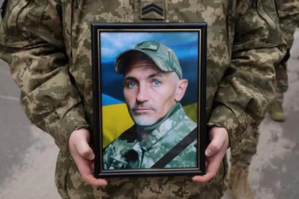 У Вараші в останню путь провели захисника Василя Петренка, який загинув у листопаді 2024 року12