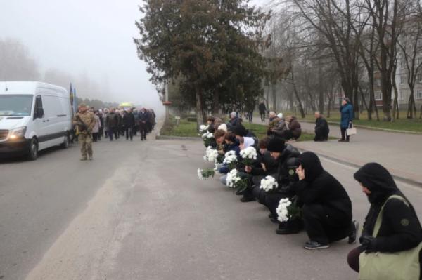 У Вараші в останню путь провели захисника Василя Петренка, який загинув у листопаді 2024 року4