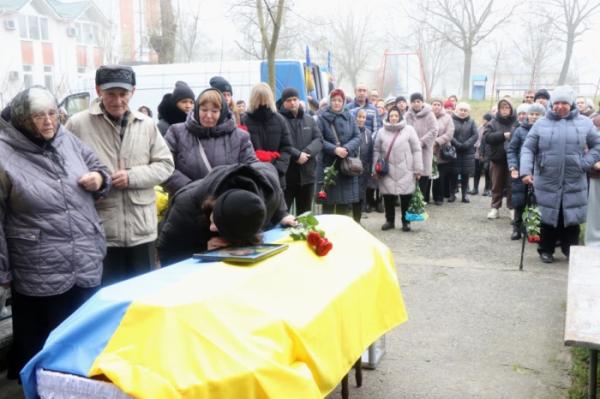 У Вараші в останню путь провели захисника Василя Петренка, який загинув у листопаді 2024 року10