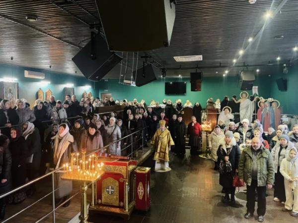 У Володимирі прихильники УПЦ МП молилися у приміщенні колишнього нічного клубу11