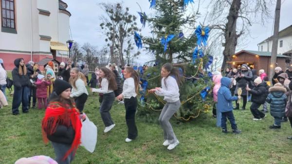 В Острозі на Замковій горі засвітили головну ялинку міста8