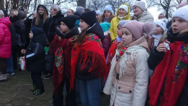 В Острозі на Замковій горі засвітили головну ялинку міста2